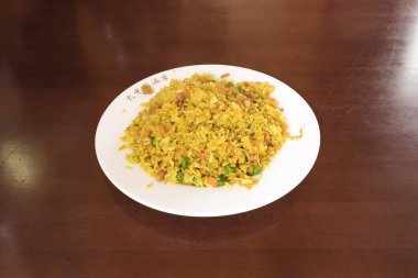 Yeni hazırlanmış yemek / yemek bir restoranda servis edilecek.