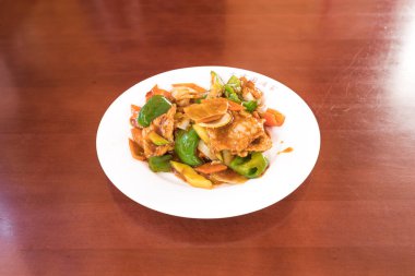 Yeni hazırlanmış yemek / yemek bir restoranda servis edilecek.