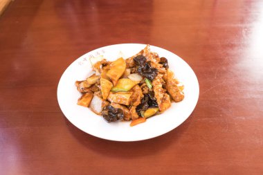 Yeni hazırlanmış yemek / yemek bir restoranda servis edilecek.