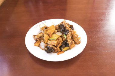 Yeni hazırlanmış yemek / yemek bir restoranda servis edilecek.