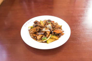 Yeni hazırlanmış yemek / yemek bir restoranda servis edilecek.