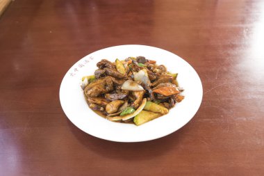 Yeni hazırlanmış yemek / yemek bir restoranda servis edilecek.