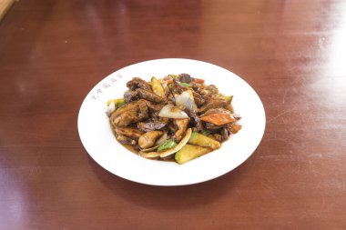 Yeni hazırlanmış yemek / yemek bir restoranda servis edilecek.