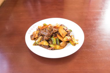 Yeni hazırlanmış yemek / yemek bir restoranda servis edilecek.