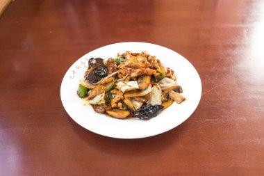 Yeni hazırlanmış yemek / yemek bir restoranda servis edilecek.