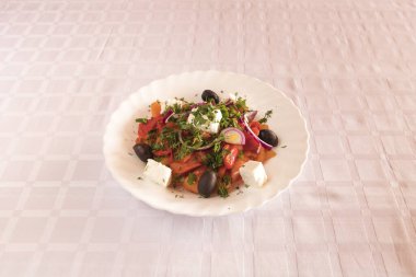 Yeni hazırlanmış yemek / yemek bir restoranda servis edilecek.