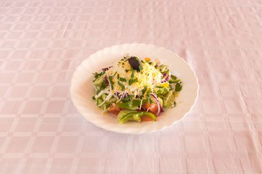 Yeni hazırlanmış yemek / yemek bir restoranda servis edilecek.