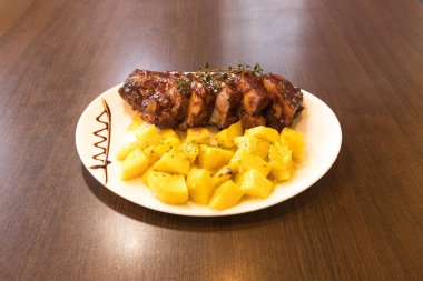 Yeni hazırlanmış yemek / yemek bir restoranda servis edilecek.