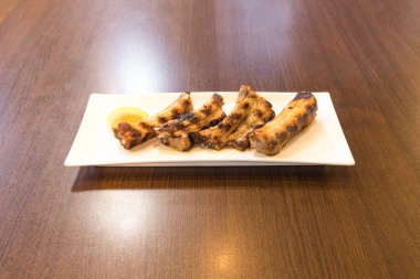 Yeni hazırlanmış yemek / yemek bir restoranda servis edilecek.