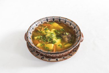 Yeni hazırlanmış yemek / yemek bir restoranda servis edilecek.