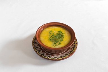 Yeni hazırlanmış yemek / yemek bir restoranda servis edilecek.