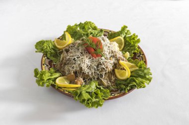 Yeni hazırlanmış yemek / yemek bir restoranda servis edilecek.