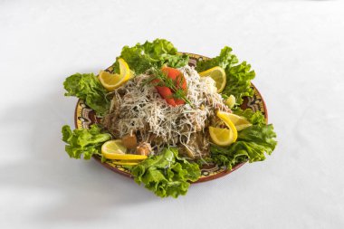 Yeni hazırlanmış yemek / yemek bir restoranda servis edilecek.