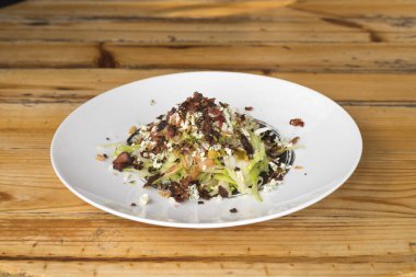 Yeni hazırlanmış yemek / yemek bir restoranda servis edilecek.