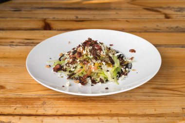 Yeni hazırlanmış yemek / yemek bir restoranda servis edilecek.