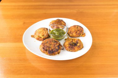 Yeni hazırlanmış yemek / yemek bir restoranda servis edilecek.