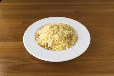 Yeni hazırlanmış yemek / yemek bir restoranda servis edilecek.