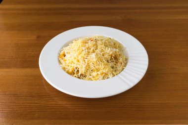 Yeni hazırlanmış yemek / yemek bir restoranda servis edilecek.