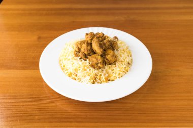 Yeni hazırlanmış yemek / yemek bir restoranda servis edilecek.