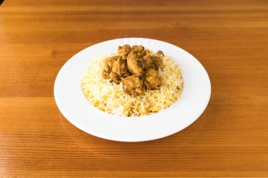 Yeni hazırlanmış yemek / yemek bir restoranda servis edilecek.