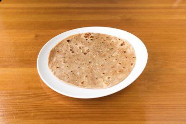 Yeni hazırlanmış yemek / yemek bir restoranda servis edilecek.