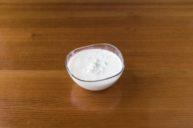 Yeni hazırlanmış yemek / yemek bir restoranda servis edilecek.