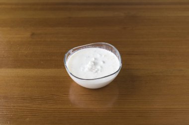 Yeni hazırlanmış yemek / yemek bir restoranda servis edilecek.