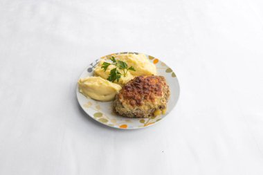 Yeni hazırlanmış yemek / yemek bir restoranda servis edilecek.