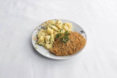 Yeni hazırlanmış yemek / yemek bir restoranda servis edilecek.