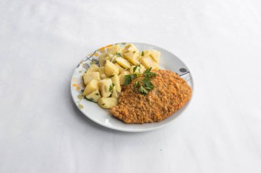 Yeni hazırlanmış yemek / yemek bir restoranda servis edilecek.