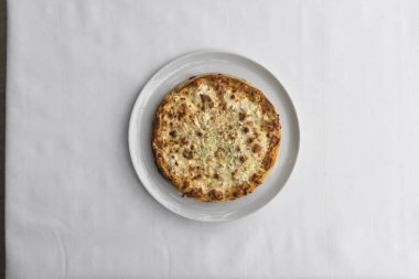 Yeni hazırlanmış yemek / yemek bir restoranda servis edilecek.