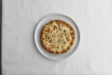 Yeni hazırlanmış yemek / yemek bir restoranda servis edilecek.