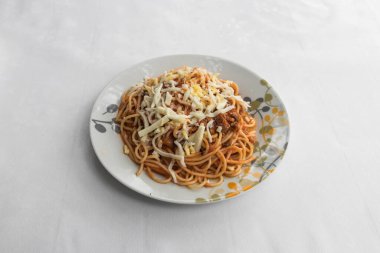 Yeni hazırlanmış yemek / yemek bir restoranda servis edilecek.