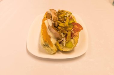 Yeni hazırlanmış yemek / yemek bir restoranda servis edilecek.