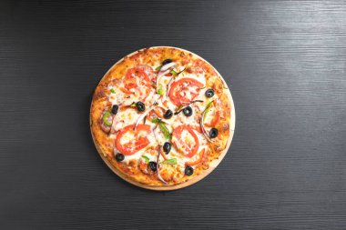 Yeni hazırlanmış yemek / yemek bir restoranda servis edilecek.