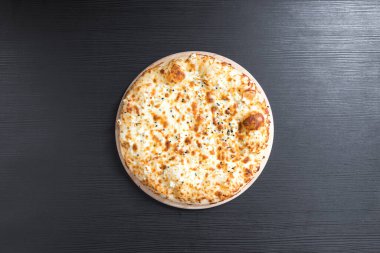 Yeni hazırlanmış yemek / yemek bir restoranda servis edilecek.