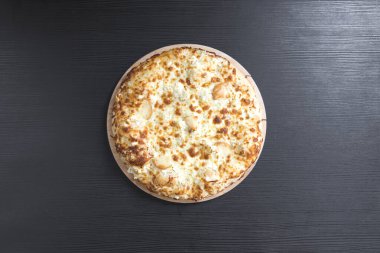 Yeni hazırlanmış yemek / yemek bir restoranda servis edilecek.