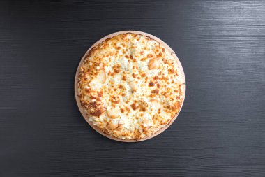 Yeni hazırlanmış yemek / yemek bir restoranda servis edilecek.