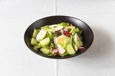 Yeni hazırlanmış yemek / yemek bir restoranda servis edilecek.