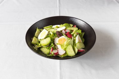 Yeni hazırlanmış yemek / yemek bir restoranda servis edilecek.