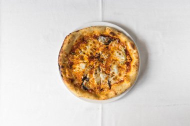 Yeni hazırlanmış yemek / yemek bir restoranda servis edilecek.