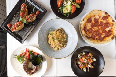 Yeni hazırlanmış yemek / yemek bir restoranda servis edilecek.