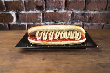 Yeni hazırlanmış yemek / yemek bir restoranda servis edilecek.