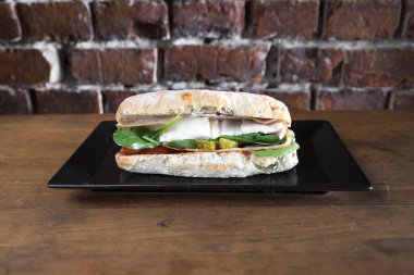 Yeni hazırlanmış yemek / yemek bir restoranda servis edilecek.