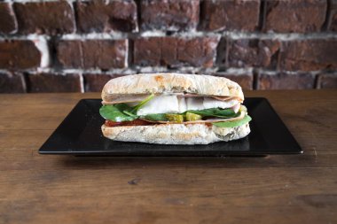 Yeni hazırlanmış yemek / yemek bir restoranda servis edilecek.