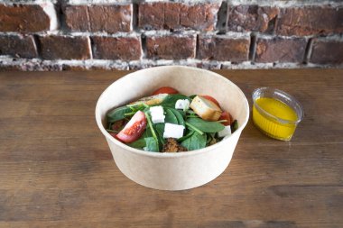 Yeni hazırlanmış yemek / yemek bir restoranda servis edilecek.