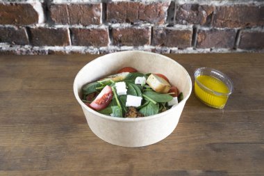 Yeni hazırlanmış yemek / yemek bir restoranda servis edilecek.