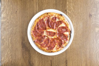 Yeni hazırlanmış yemek / yemek bir restoranda servis edilecek.