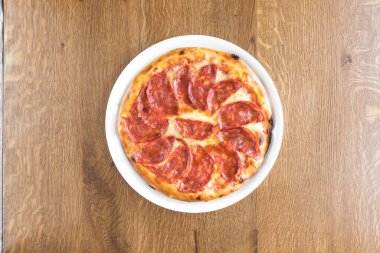 Yeni hazırlanmış yemek / yemek bir restoranda servis edilecek.