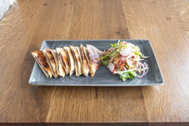 Yeni hazırlanmış yemek / yemek bir restoranda servis edilecek.